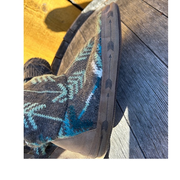 Sz M 7-8 Mukluk slipper booties. Well loved with very cool details. See photos - Picture 5 of 7